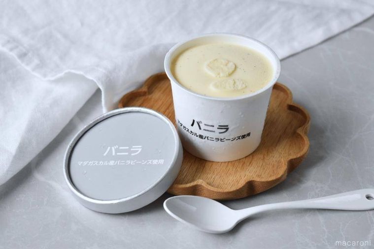 フタを開けてテーブルに置いたバニラ味のアイス