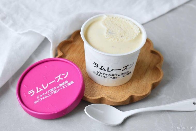 フタを開けてテーブルに置いたラムレーズンアイス