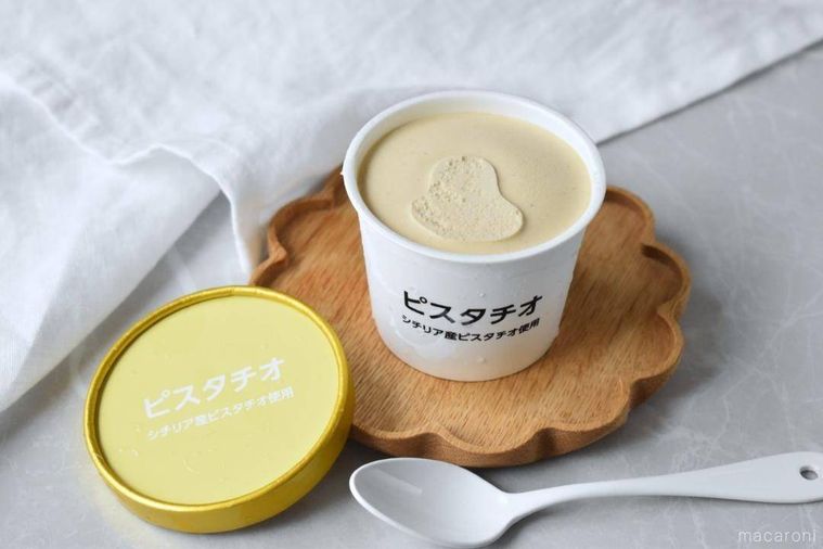 フタを開けてテーブルに置いたピスタチオアイス