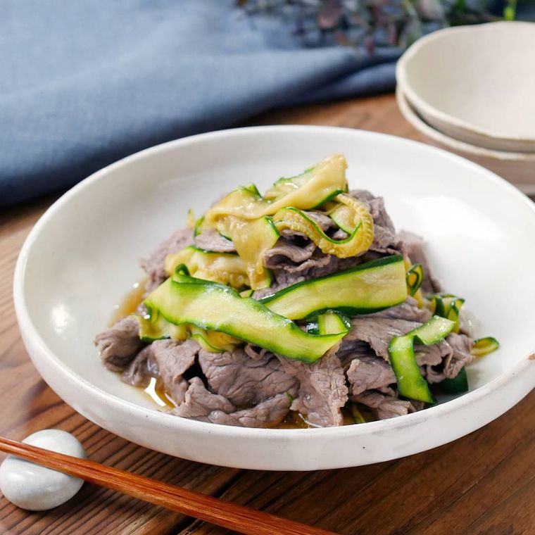 白い器に盛られた牛肉とひらひらズッキーニの冷しゃぶ