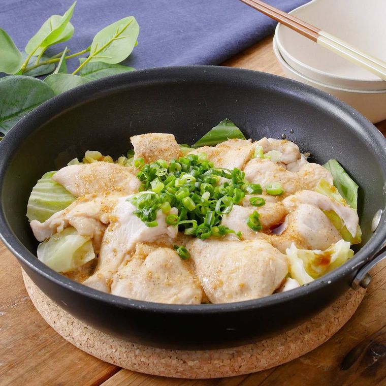 フライパンに入った鶏むね肉とキャベツのフライパン蒸し