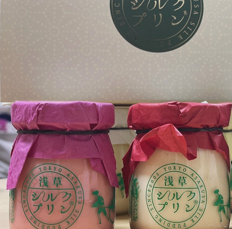 浅草シルクプリンの瓶に入った浅草シルクプリンといちごプリン
