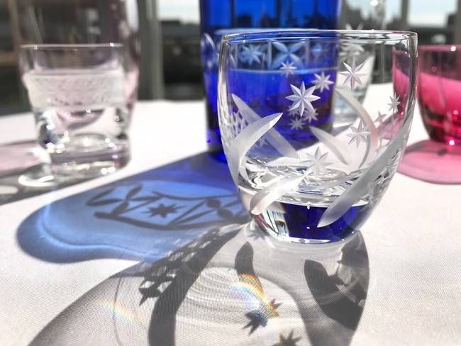 複数並んだ浅草創吉の江戸切子グラス