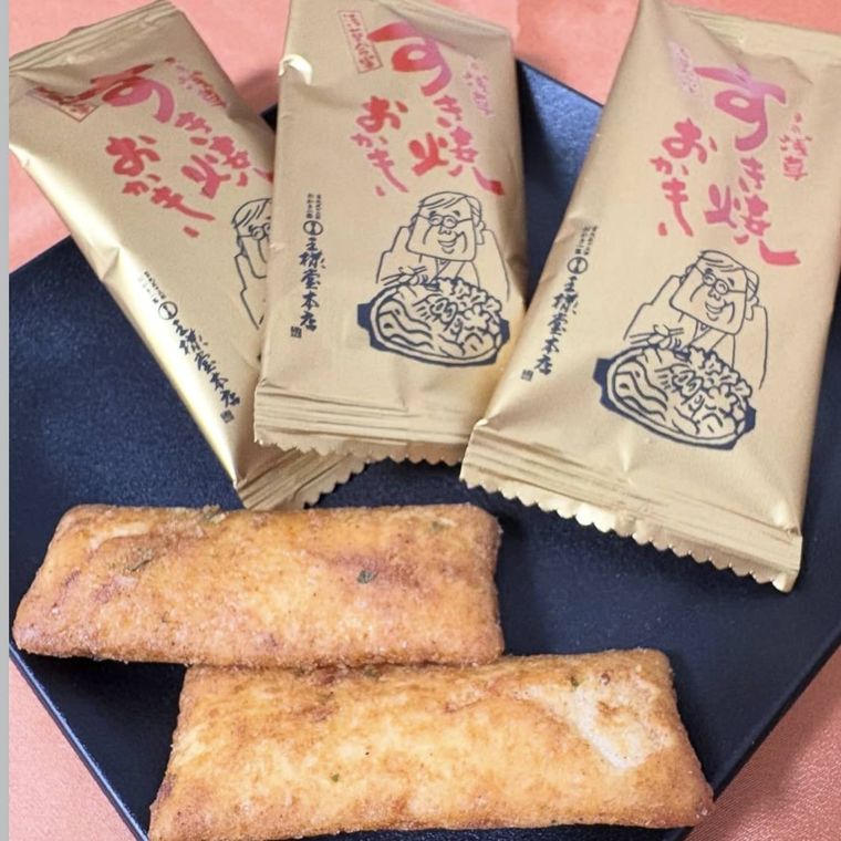 すき焼おかきの袋と中のおかき