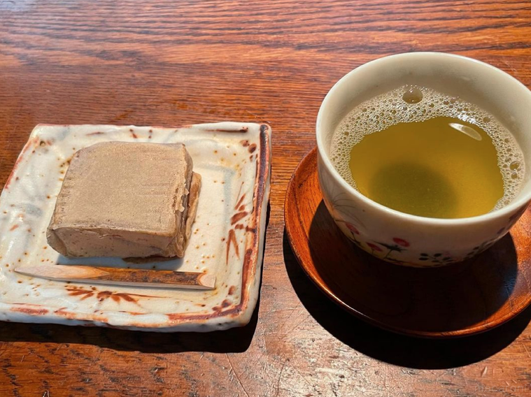 満願堂の芋きんとお茶をテーブルの上に並べた様子