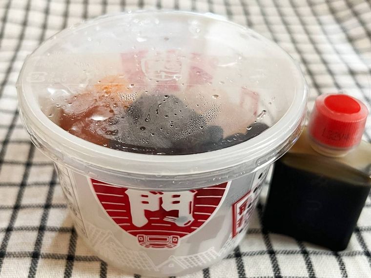 テーブルに並んだ舟和 本店の小倉あんみつ