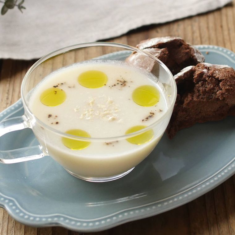 ガラスの手付きのカップに入った新玉ねぎの冷製ポタージュ