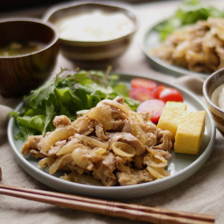 ブルーグレーの丸皿に盛られた豚こま肉と玉ねぎのしょうが焼き