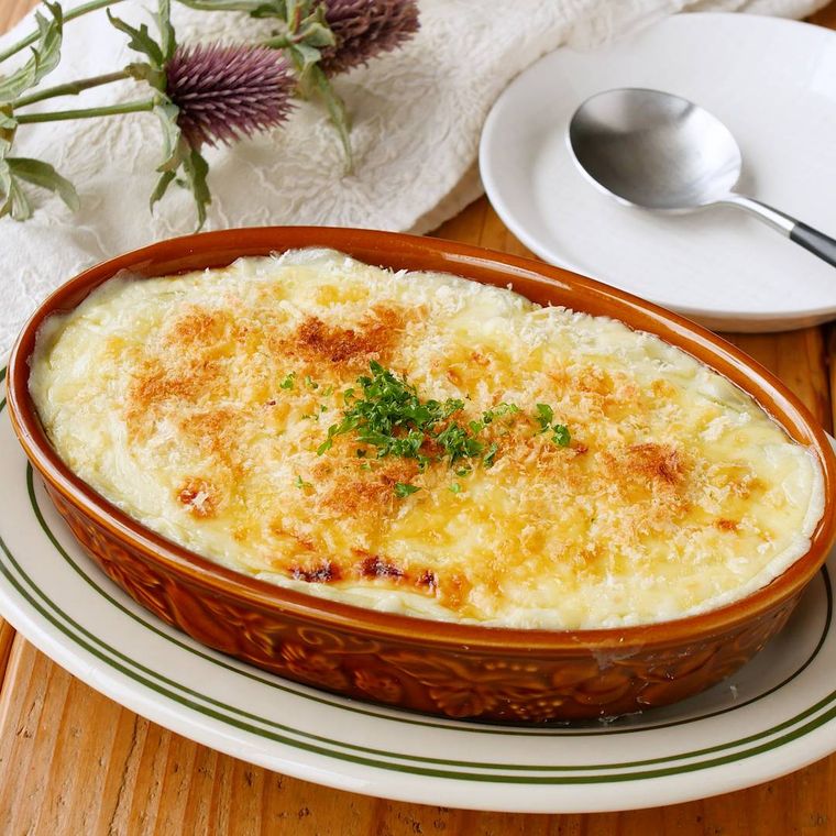 茶色のグラタン皿に入った玉ねぎグラタン