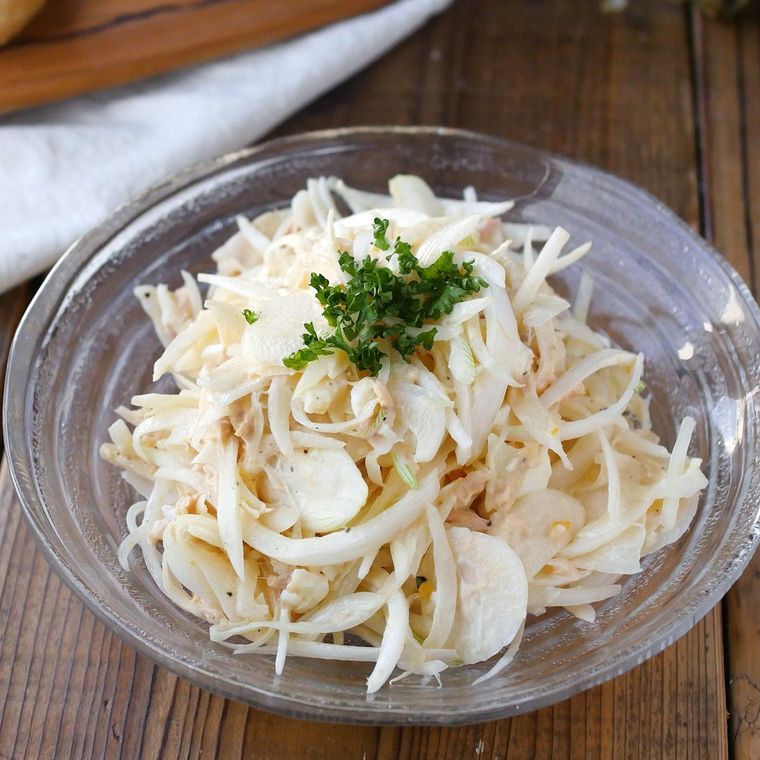 透明のガラスの皿に盛られた新玉ねぎのツナたまサラダ