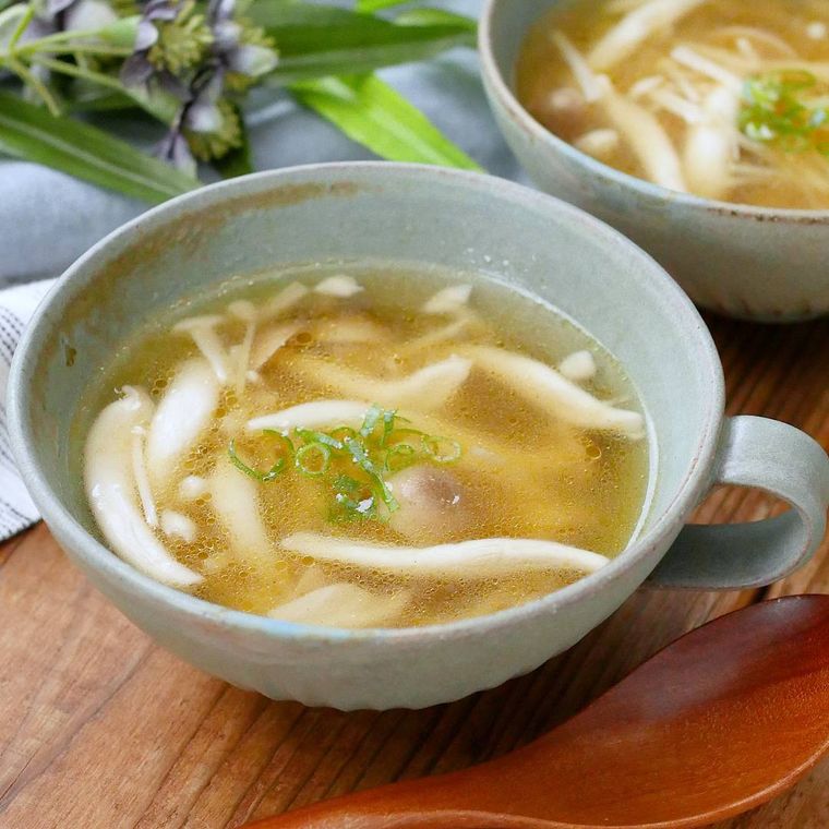 器に入れたきのことしょうがの中華風スープ