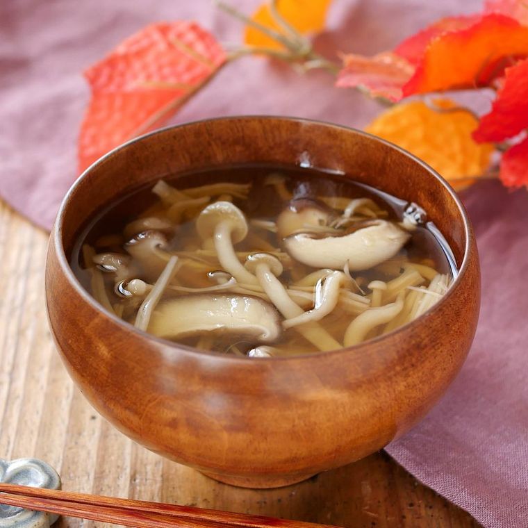 木製の椀に入れたきのこ汁