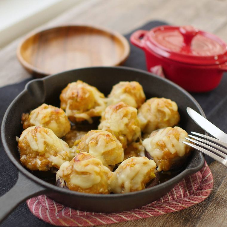 スキレットに入ったしいたけのねぎみそ里芋焼き