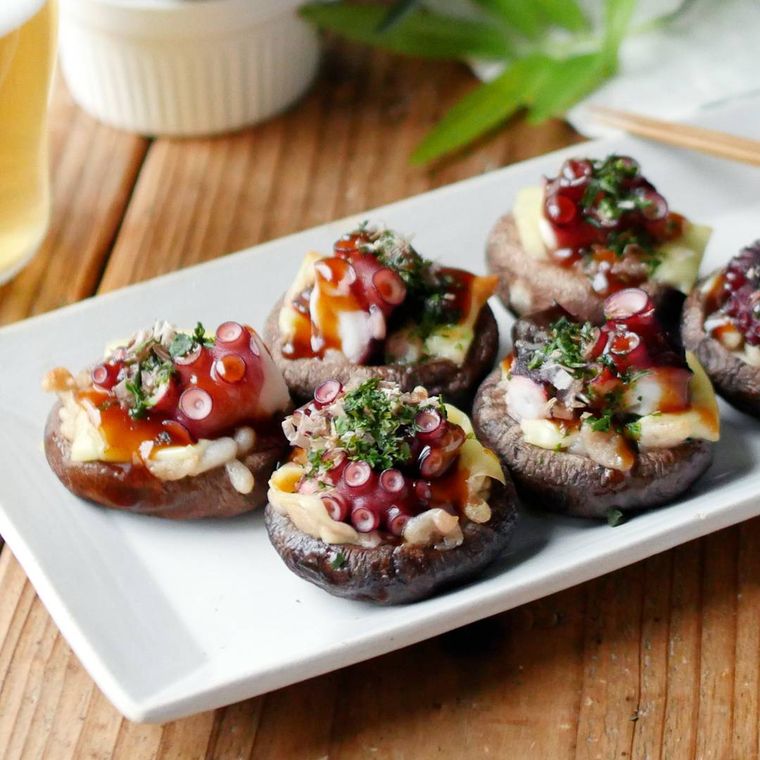 白い皿にのったしいたけのたこ焼き