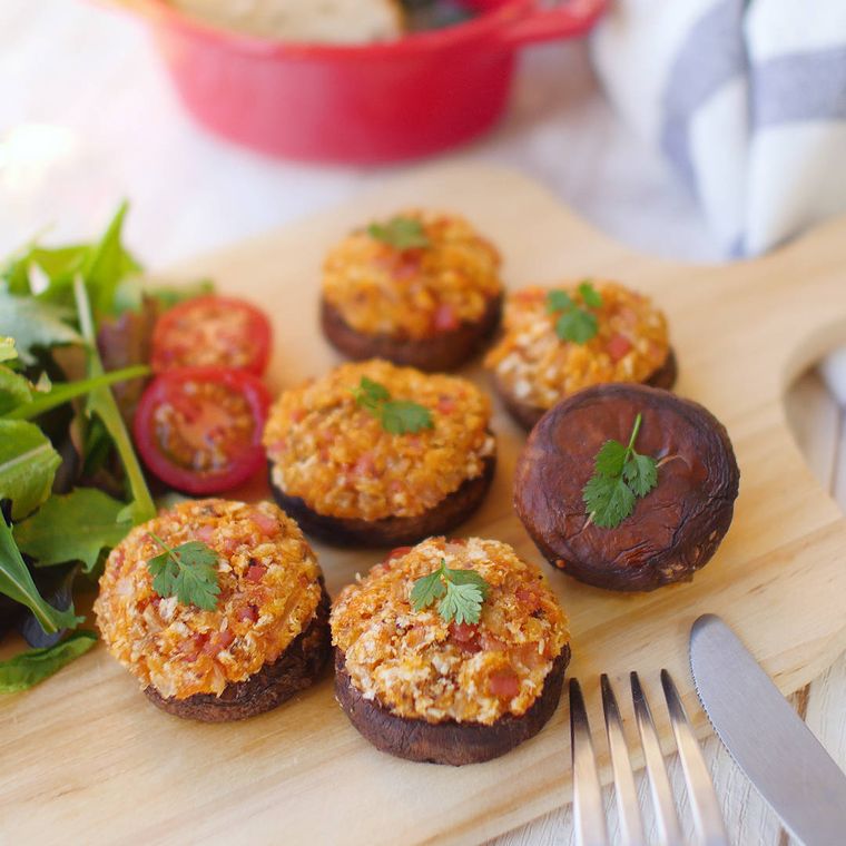 木の板にのったスタッフドしいたけ