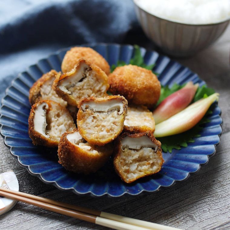 青い皿にのったしいたけとはんぺんのフライ