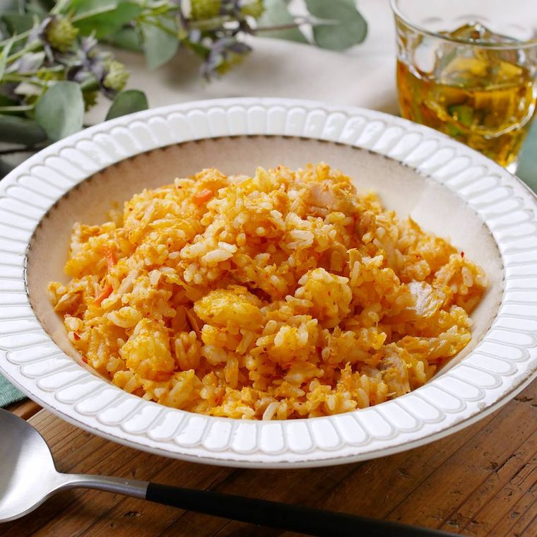 白い皿に入った、ツナと白菜キムチのチャーハン