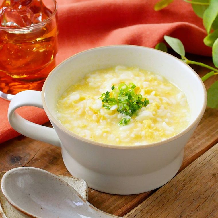 白いスープカップに入ったたまご雑炊