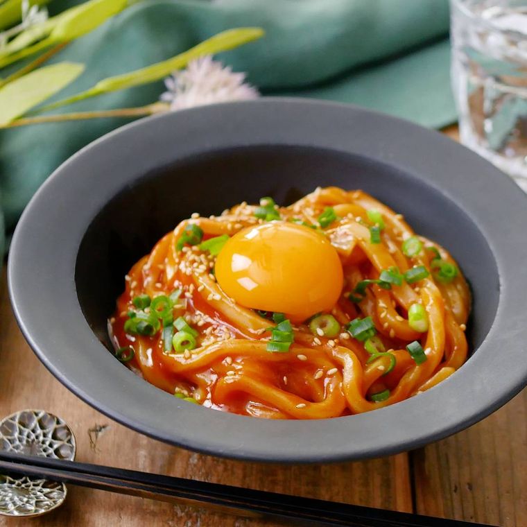 パスタ皿に盛り付けたヤンニョムうどん