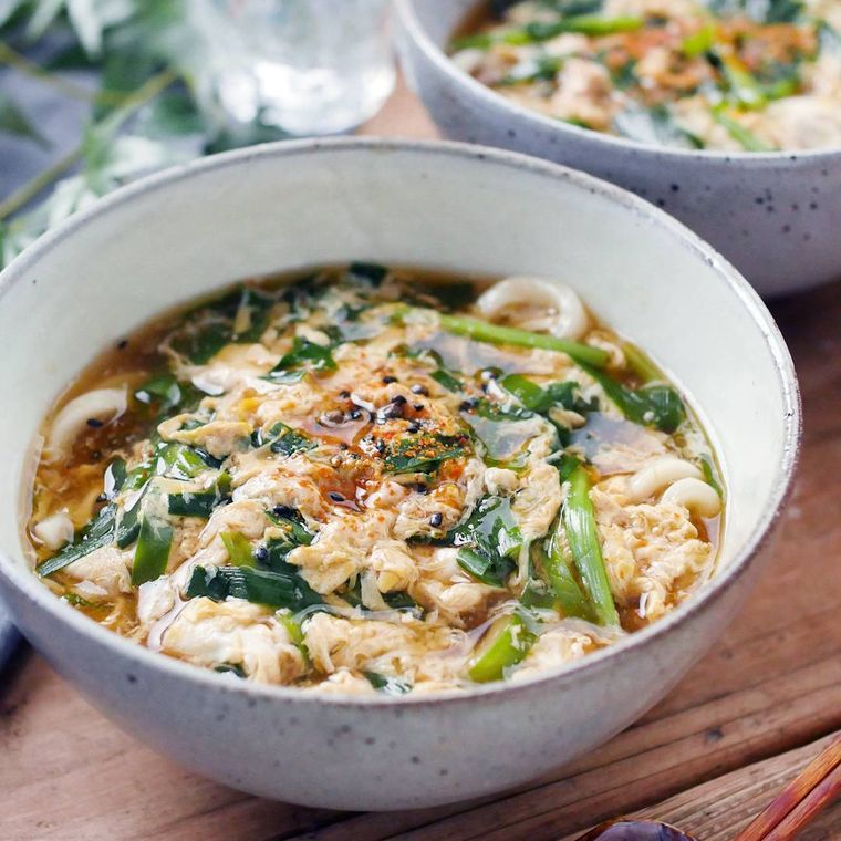 器に盛り付けたニラたまうどん