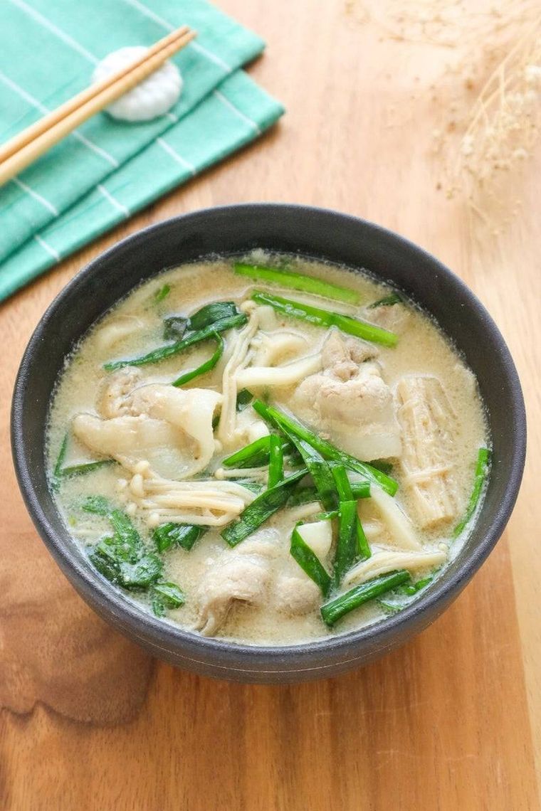 豚バラとニラのごまみそ豆乳うどんが黒い器に盛り付けられているところ