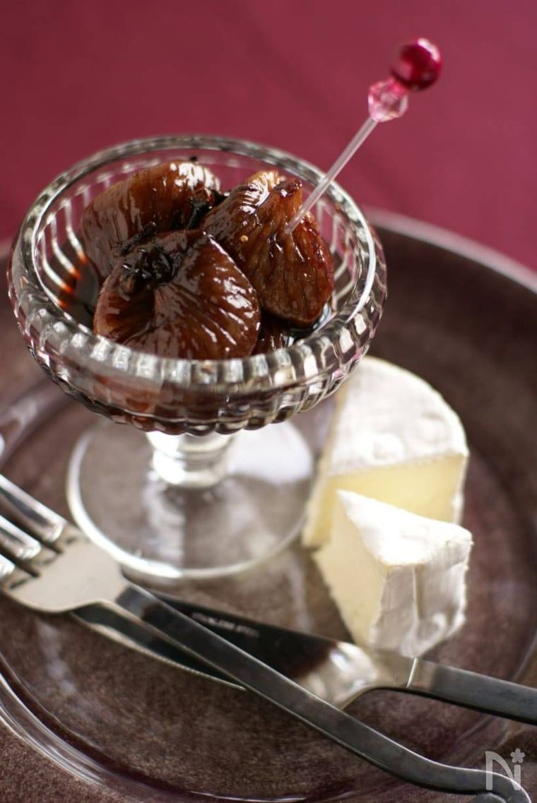 ドライいちじくの赤ワイン煮とチーズが並べられた様子