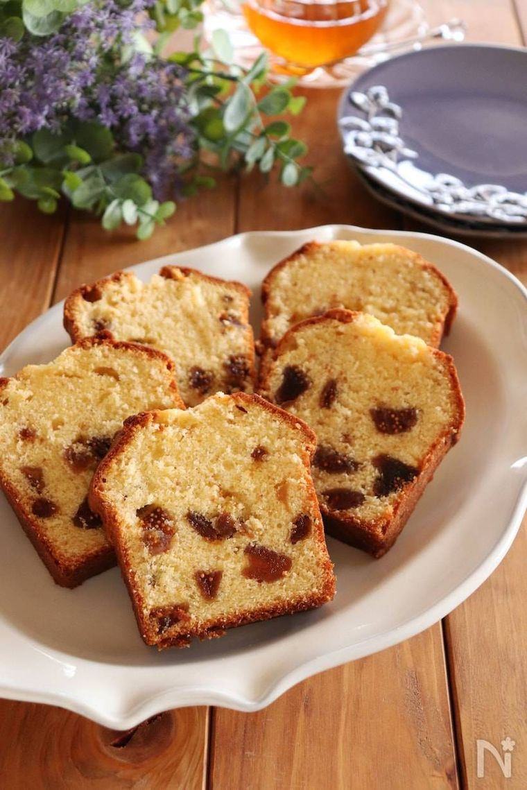 白い器に並べられたラム酒漬けいちじくのパウンドケーキ