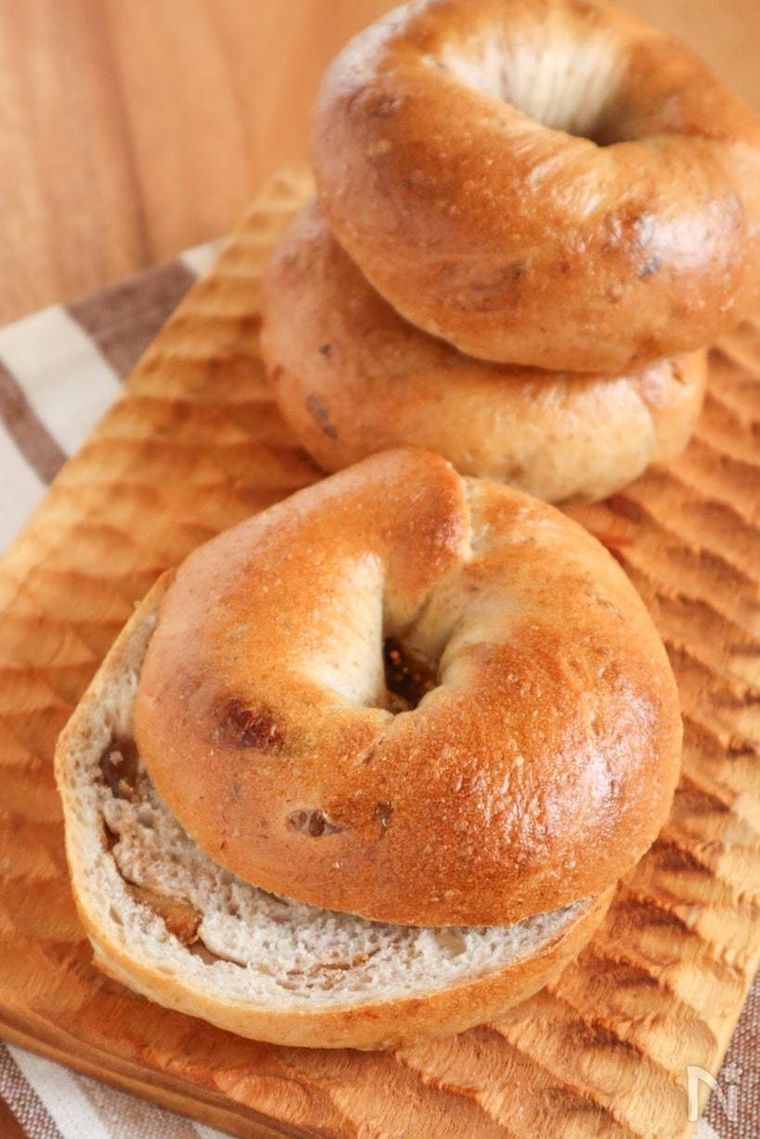 半分にカットされたいちじくくるみベーグル