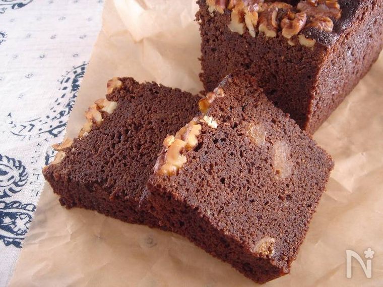 ドライいちじくの濃厚チョコレートケーキを切った様子