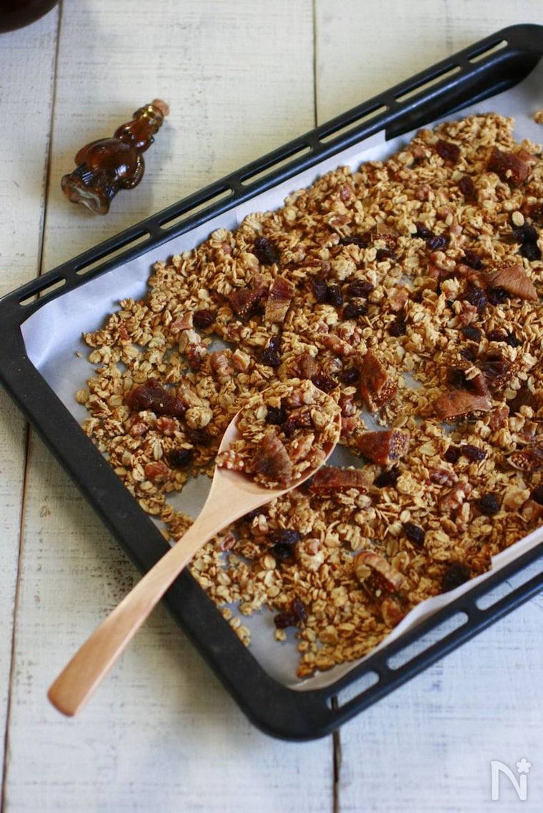 オーブンの天板にのせられた自家製グラノーラ