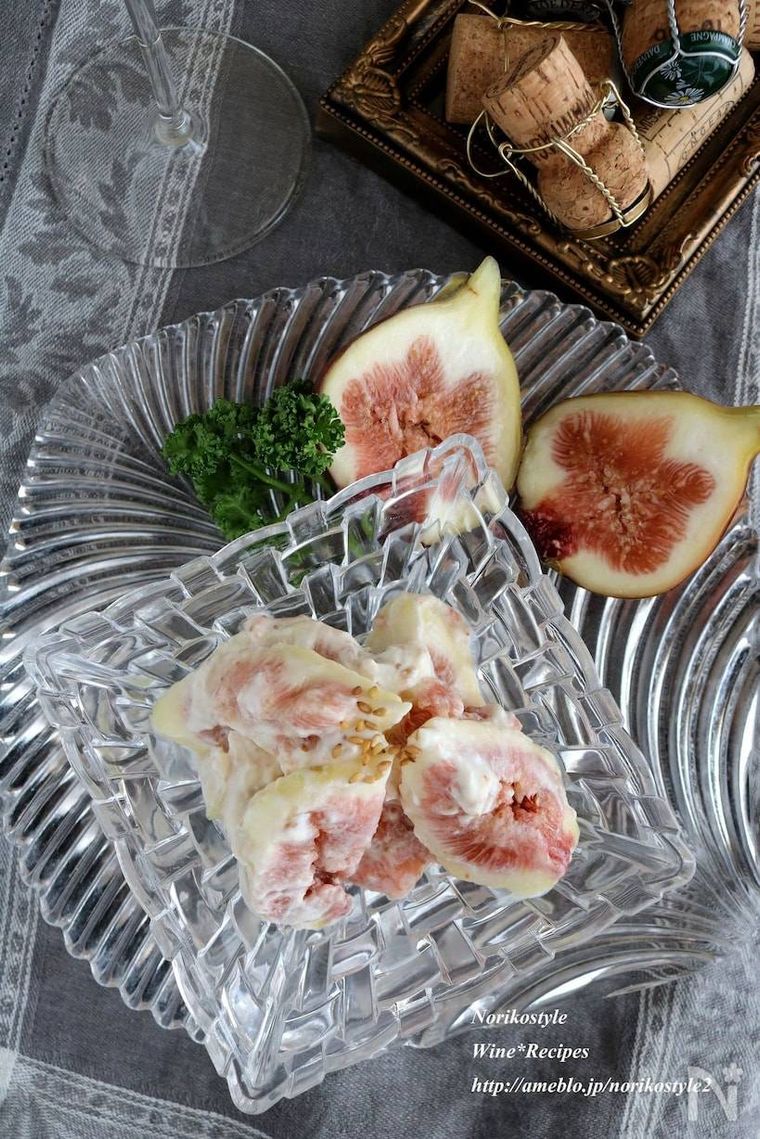 ガラスの器に盛られたカッテージチーズでいちじく白和え