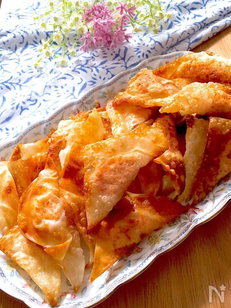 花柄の器に盛られた明太チーズのパリパリワンタン