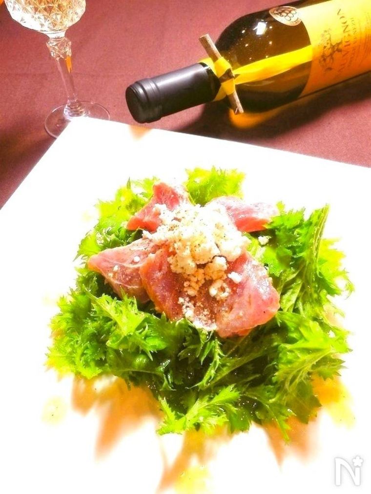 四角形の器に盛られたまぐろとわさび菜のサラダ