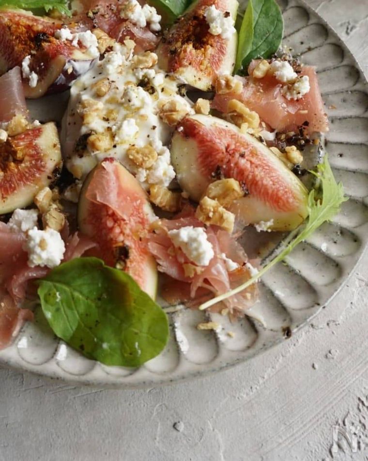 グレーの器に盛られたいちじくのサラダ