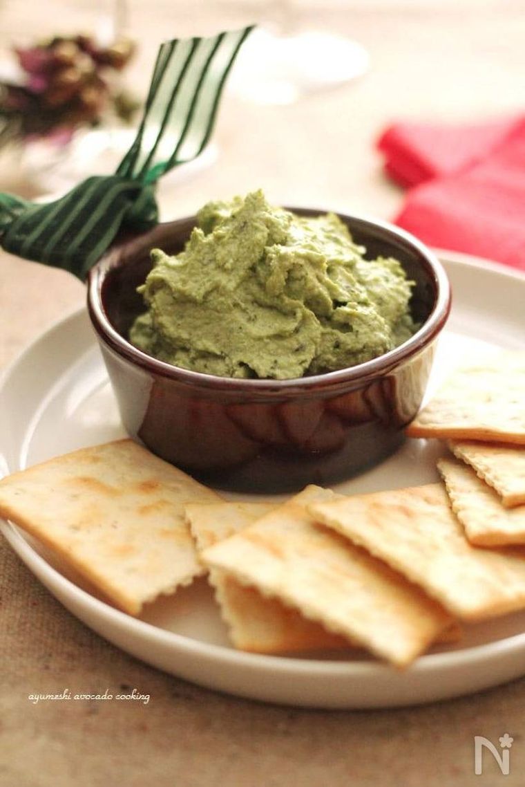 ジェノバ風アボカドディップとクラッカーが並べられた様子