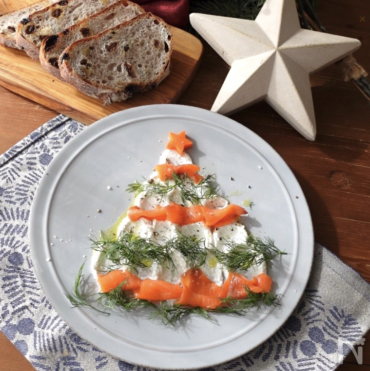 グレーの器に盛られたサーモンとカッテージチーズのディップサラダ