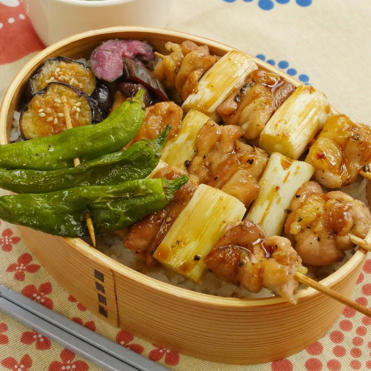 曲げわっぱに入った豪快焼き鳥弁当