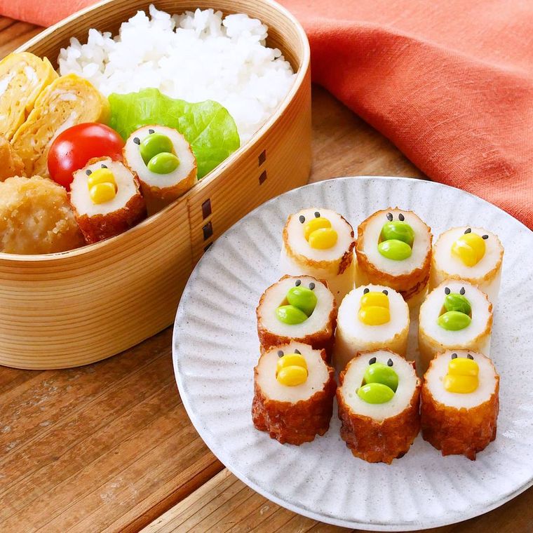 白い丸皿に並んだコーン缶と枝豆のちくわ鳥