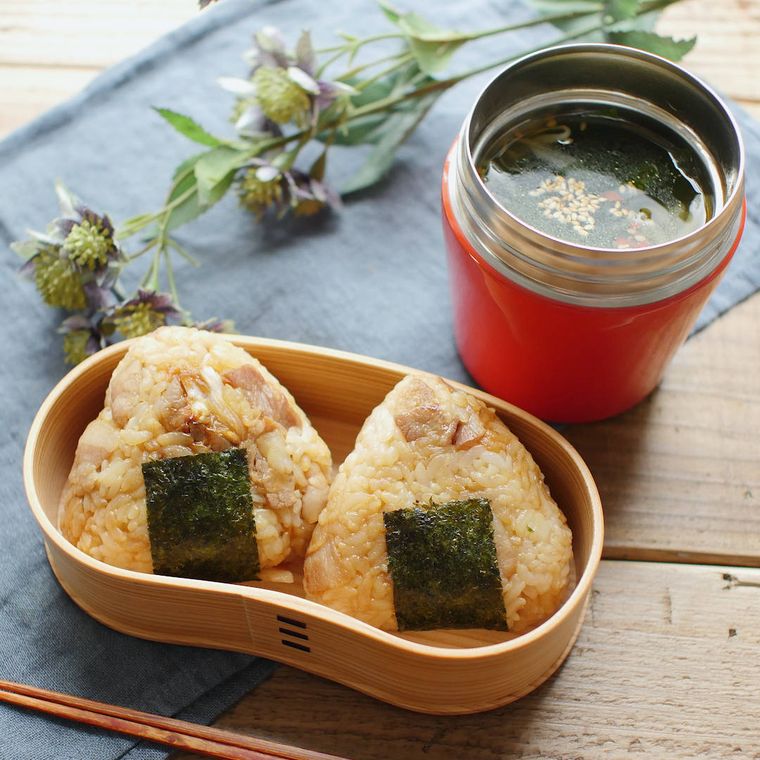 曲げわっぱに入ったおにぎりぎゅぎゅっと弁当