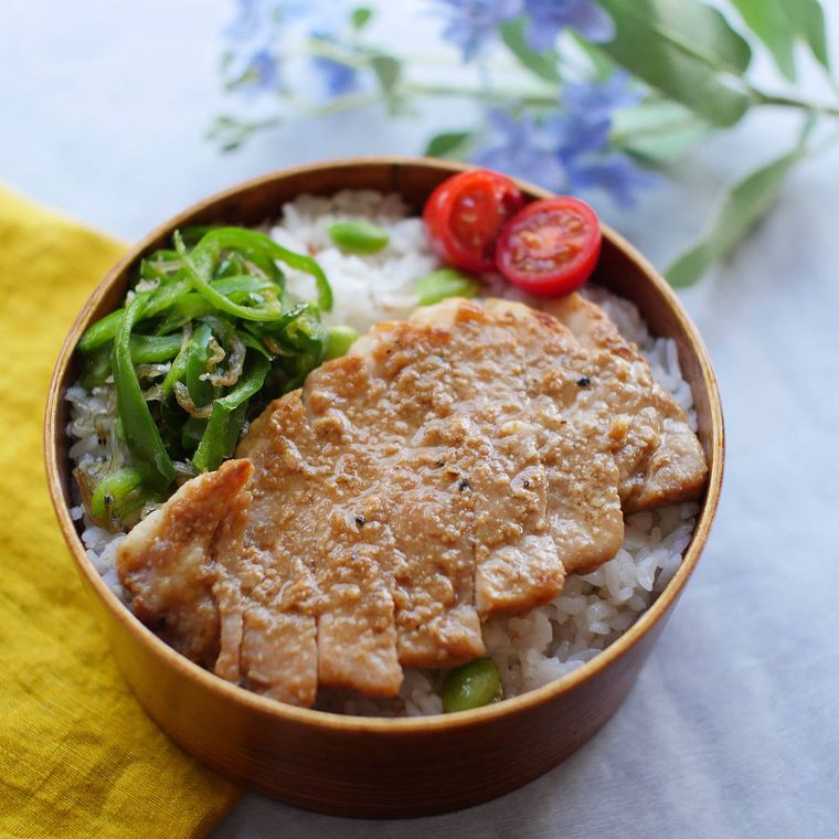 丸いお弁当箱に入ったお肉ドーンのっけ弁当
