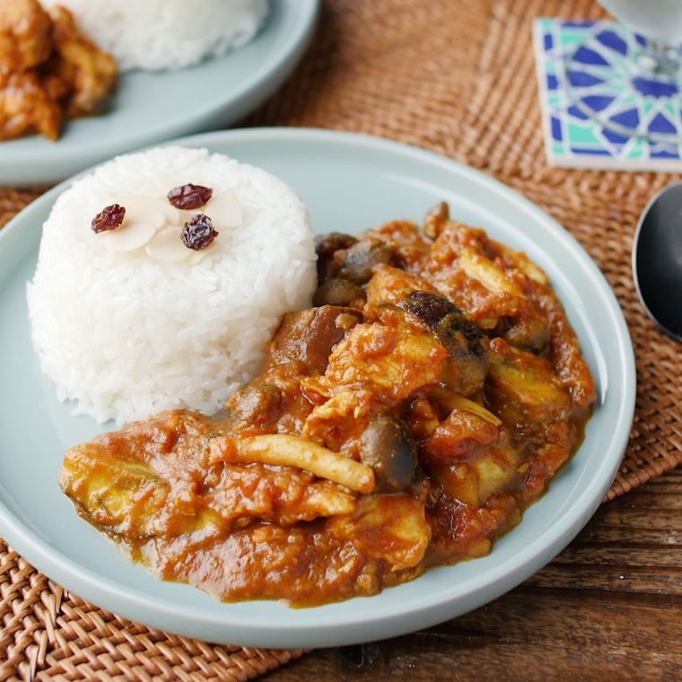 ブルーグレーの丸皿に盛られた鶏ささみとしめじのカレー