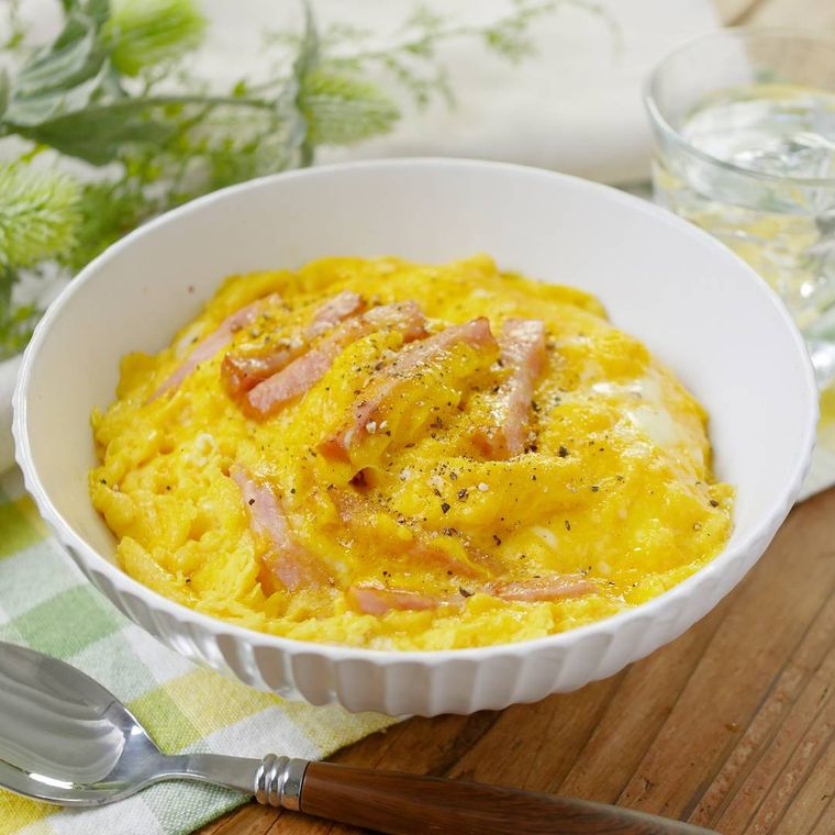 卵とベーコンがたっぷりのっているカルボナーラ風丼