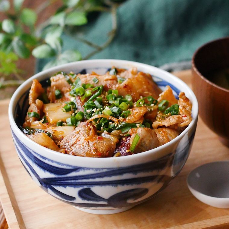 小口ねぎがトッピングされている豚キムチ丼