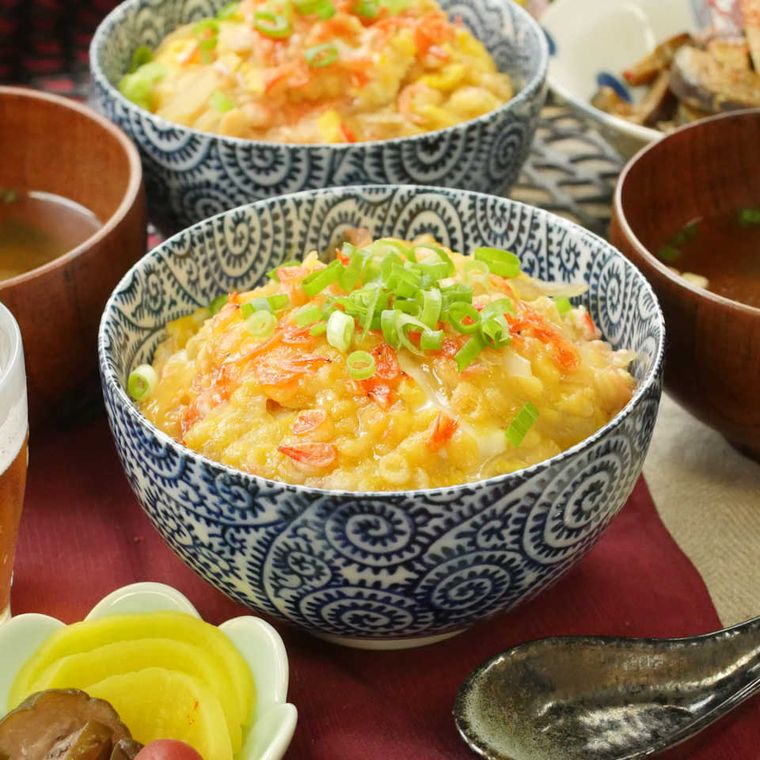 桜えび入り天とじたぬき丼がふたつ置かれている食卓