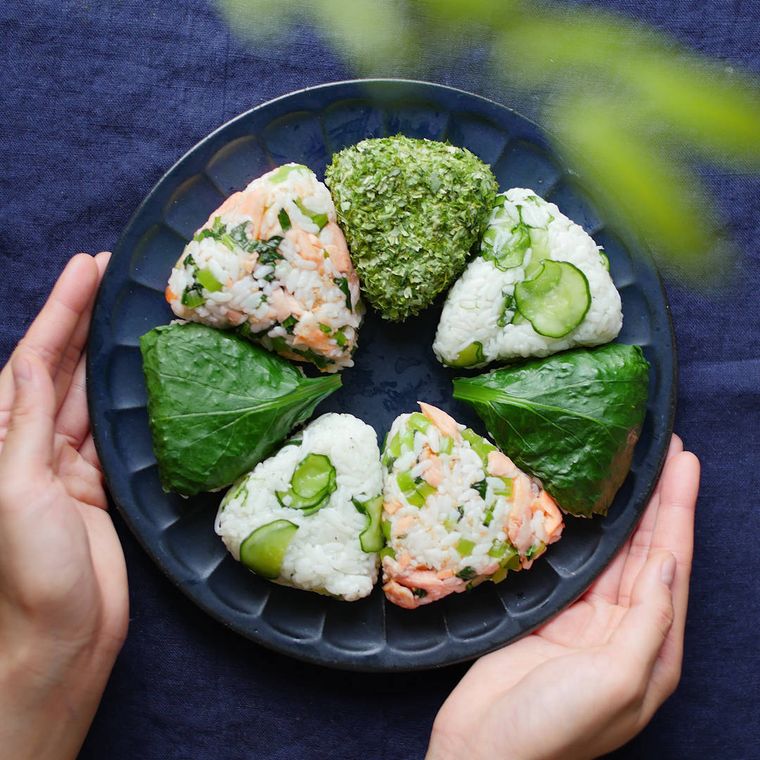 4種類のおにぎりが7個盛られているワンプレート