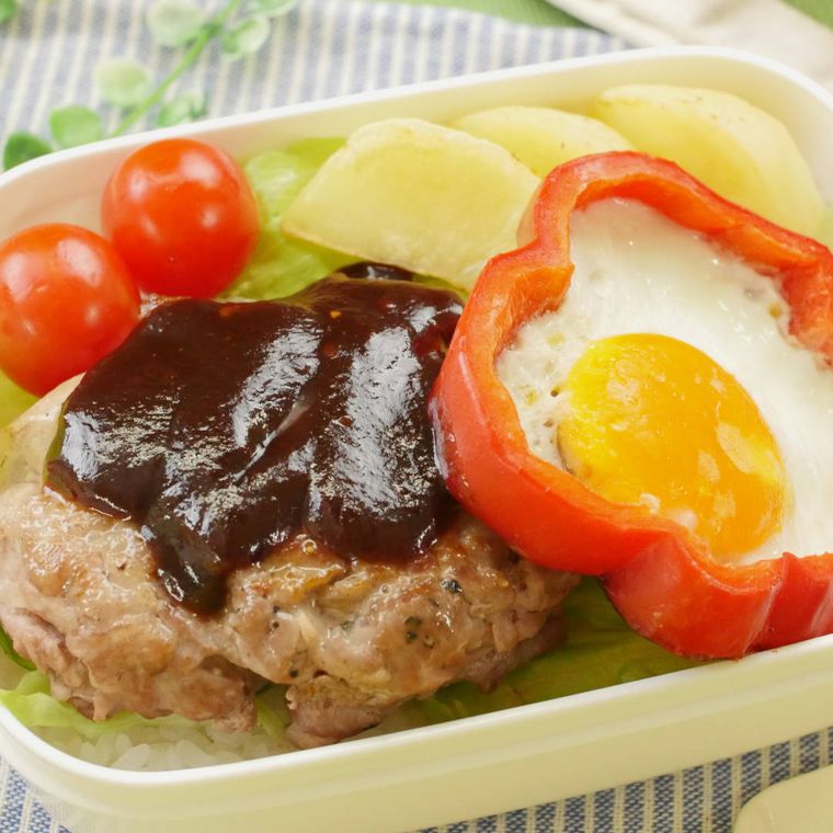 ポークハンバーグとパプリカ目玉焼きを盛り付けたワンプレート