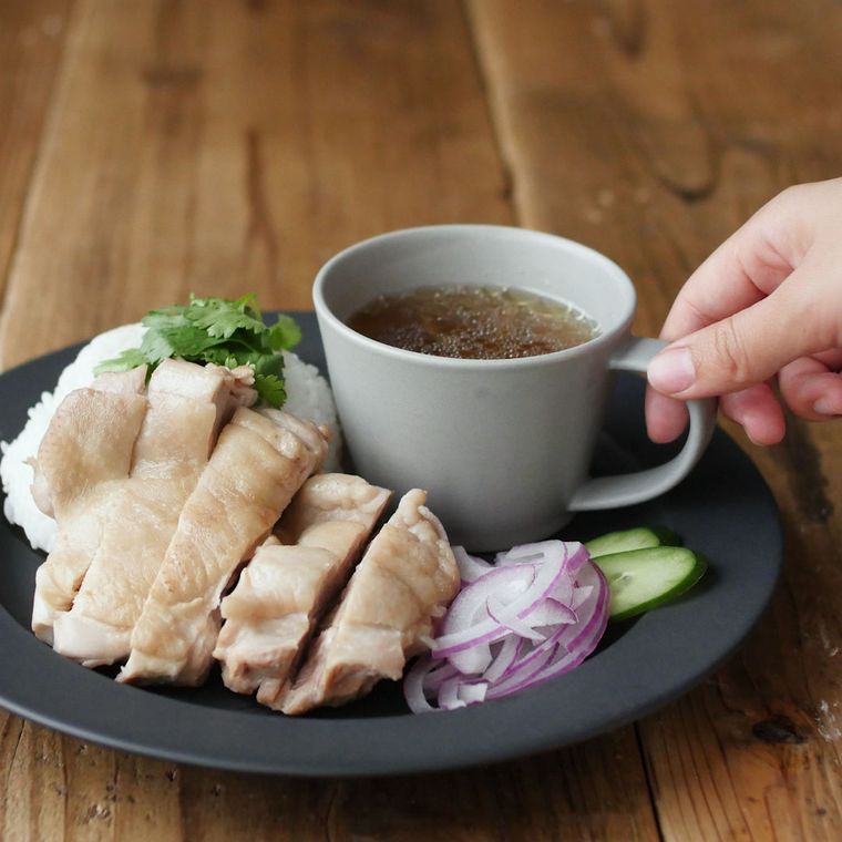カオマンガイと鶏だしスープを盛り付けたワンプレート