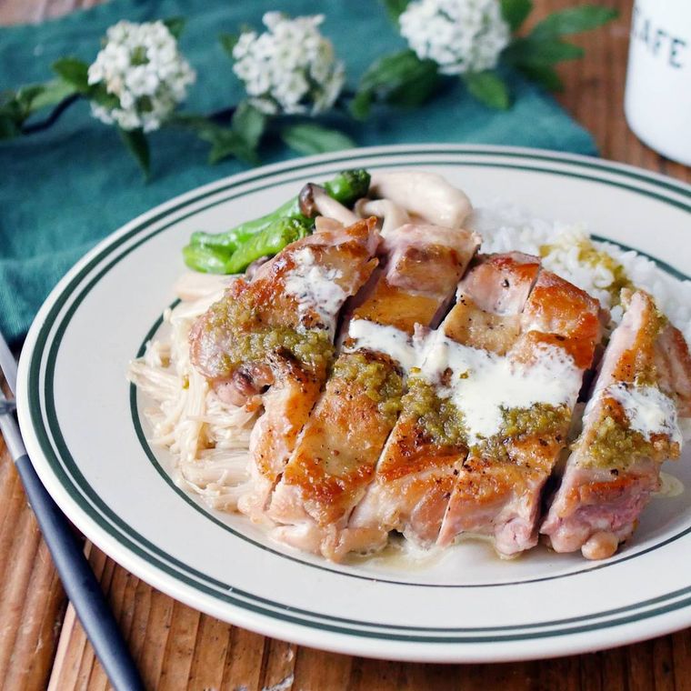 バリバリチキンと炒め野菜ときのこを盛り付けたワンプレート