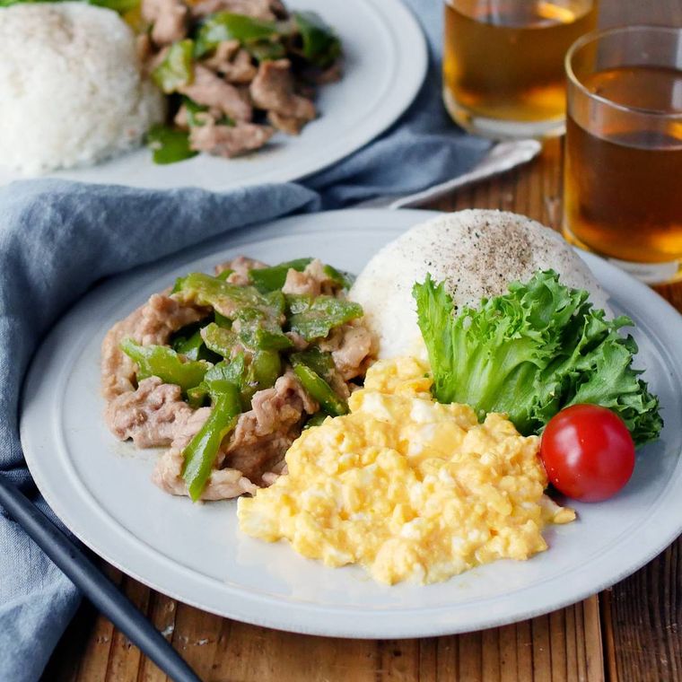 豚肉の炒め物とスクランブルエッグを盛り付けたワンプレート