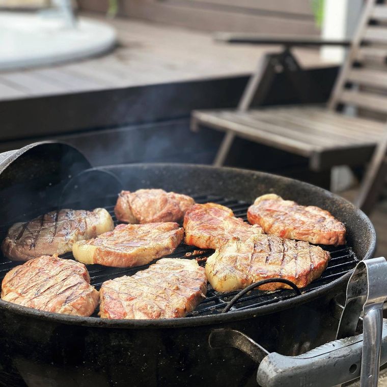 お肉を焼いている様子